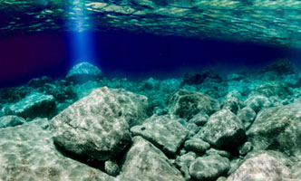 Beneath the Surface υποβρύχιο, βράχια, διαυγή νερά